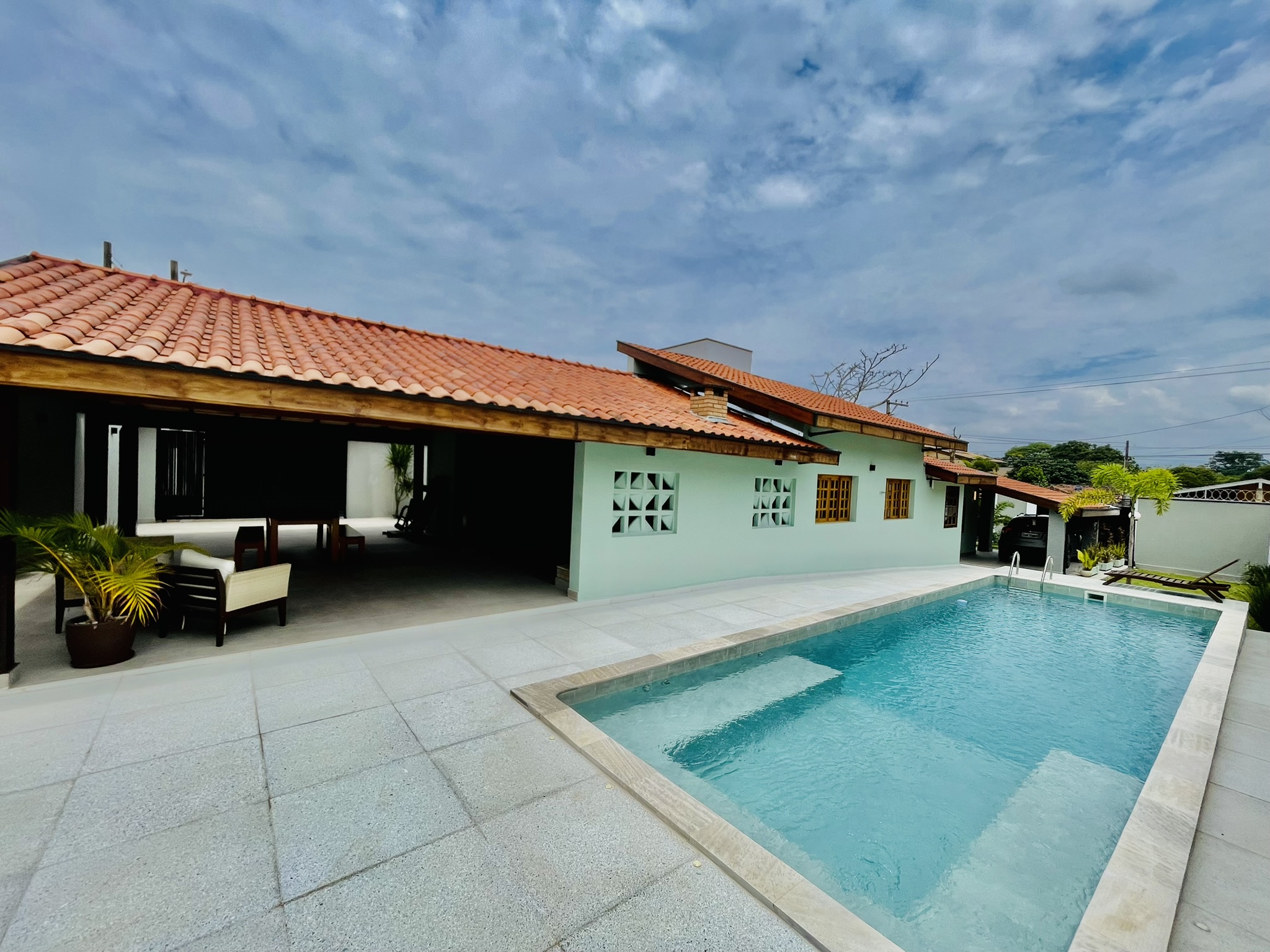 Casa à venda com 3 dormitórios no Condomínio Portal dos Ipês em Taubaté/SP.