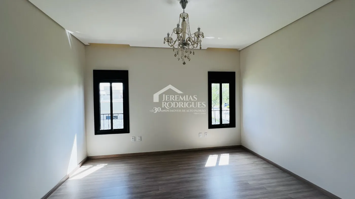 Casa assobradada à venda com 3 suítes no Condomínio e Ouro Ville em Taubaté/SP.