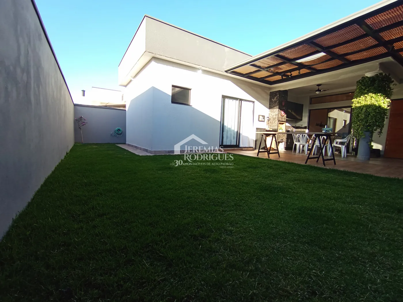 Casa à venda com 3 dormitórios no Condomínio Terras do Vale em Caçapava/SP.