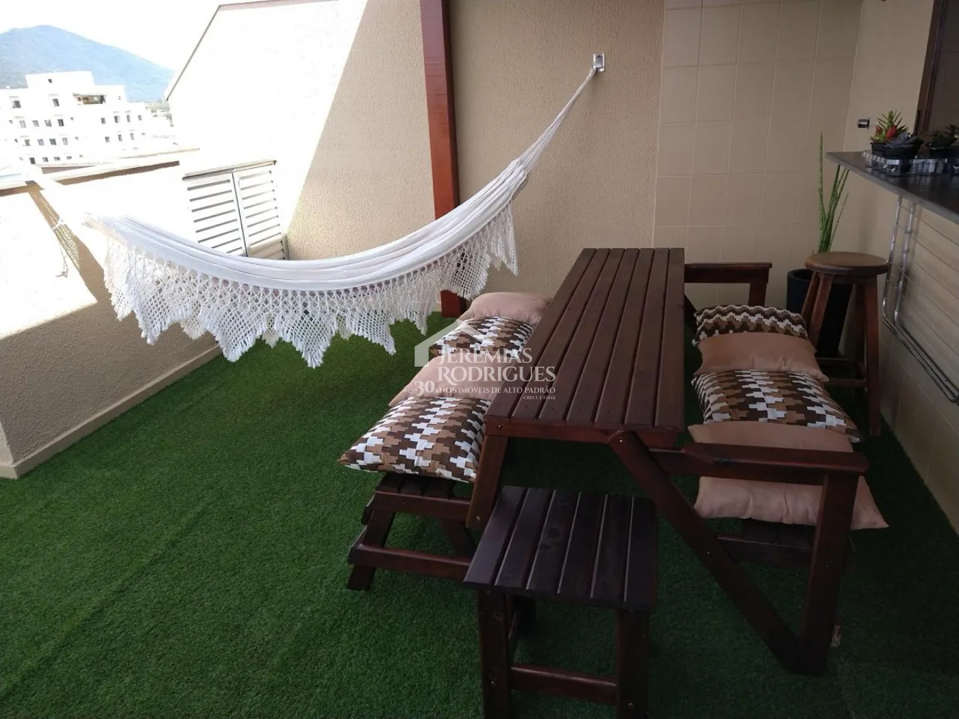 Cobertura duplex à venda com 2 dormitórios, 113 m² no Condomínio Sol Tropical em Ubatuba/SP.