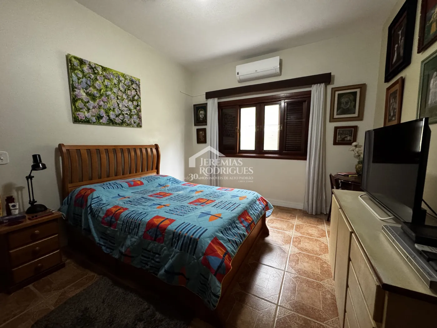 Casa assobradada à venda com 4 dormitórios no Condomínio Jardim das Hortênsias em Taubaté/SP.