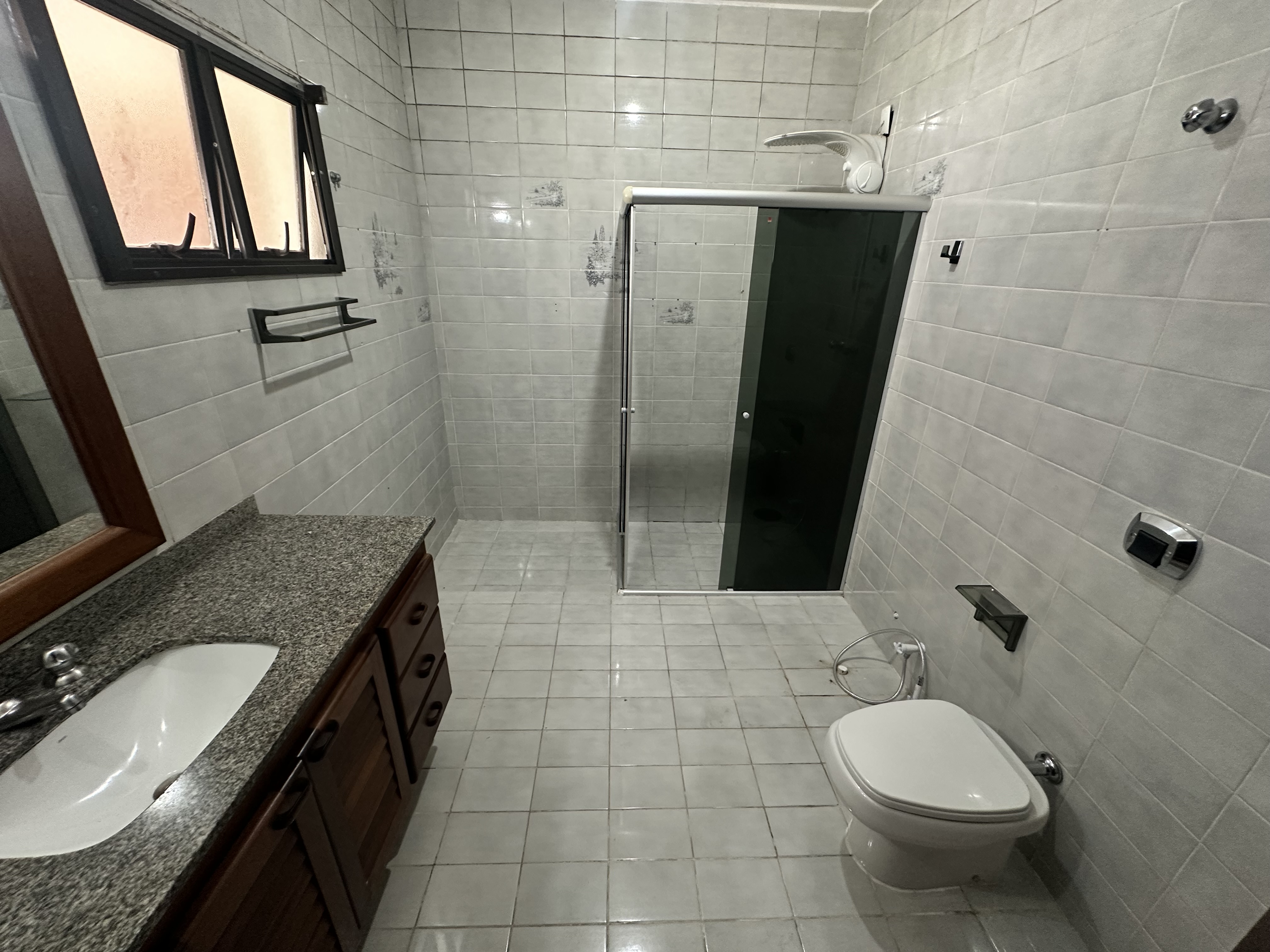 Casa para venda e locação com 6 dormitórios no Condomínio Village Paineiras em Pindamonhangaba/SP.