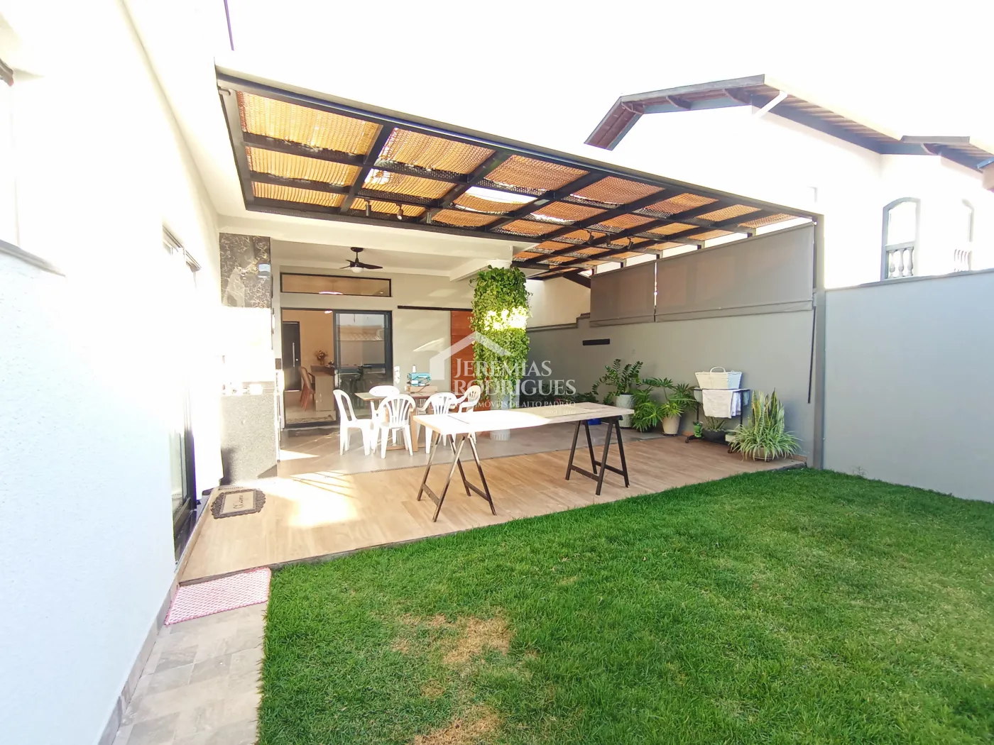 Casa à venda com 3 dormitórios no Condomínio Terras do Vale em Caçapava/SP.