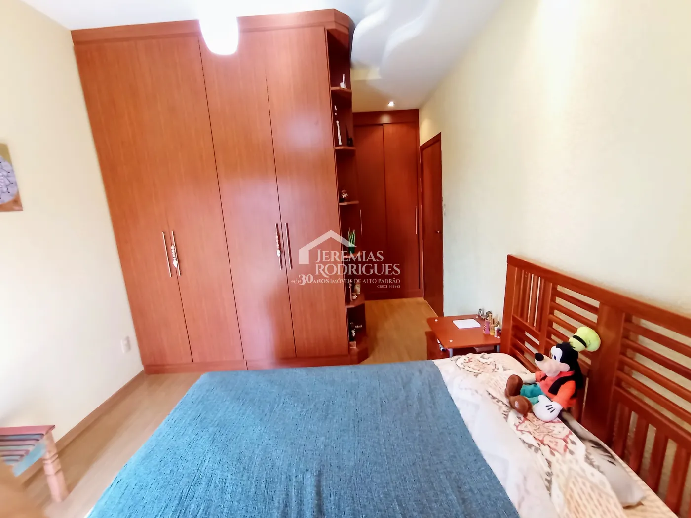 Casa assobradada à venda com 3 suítes no Condomínio Fortaleza em Taubaté/SP.