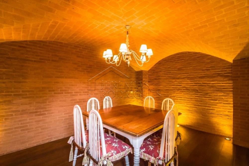 Casa à venda com 7 dormitórios no bairro Recanto das Araucárias em Campos do Jordão/SP.