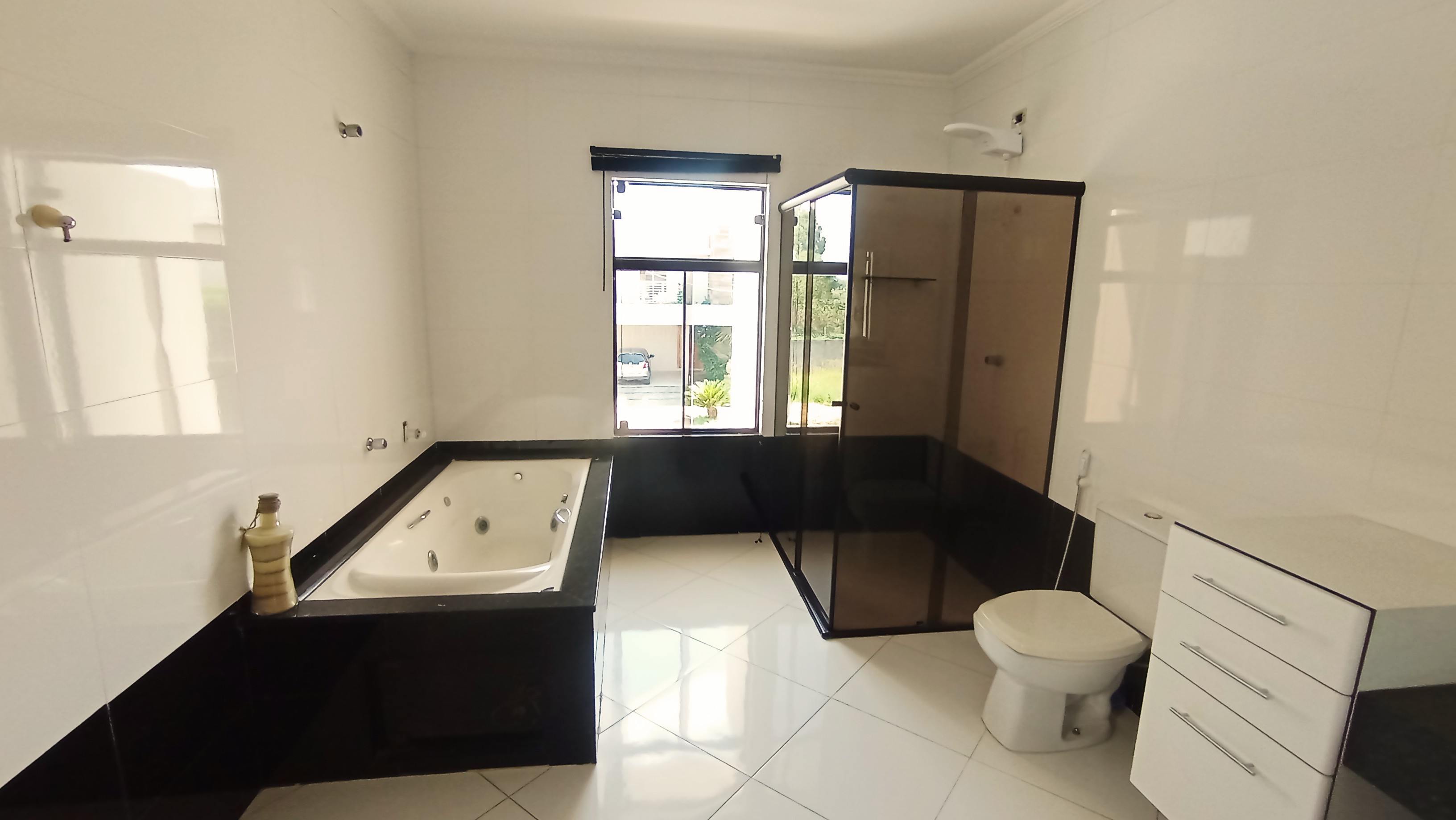 Casa à venda com 4 suítes no Condomínio Real Ville em Pindamonhangaba/SP. 