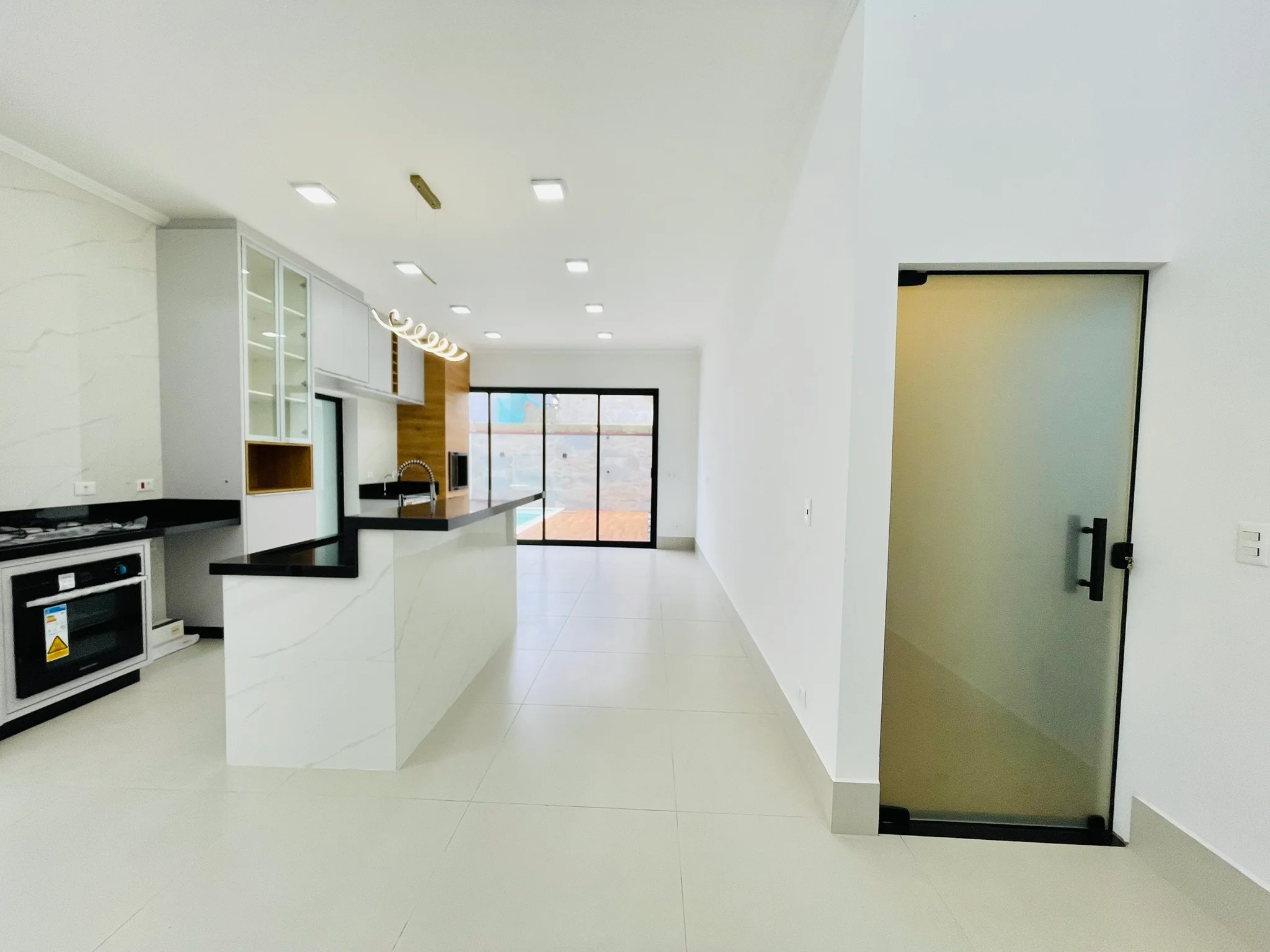 Casa à venda com 4 dormitórios no Condomínio Ouro Ville em Taubaté/SP. 