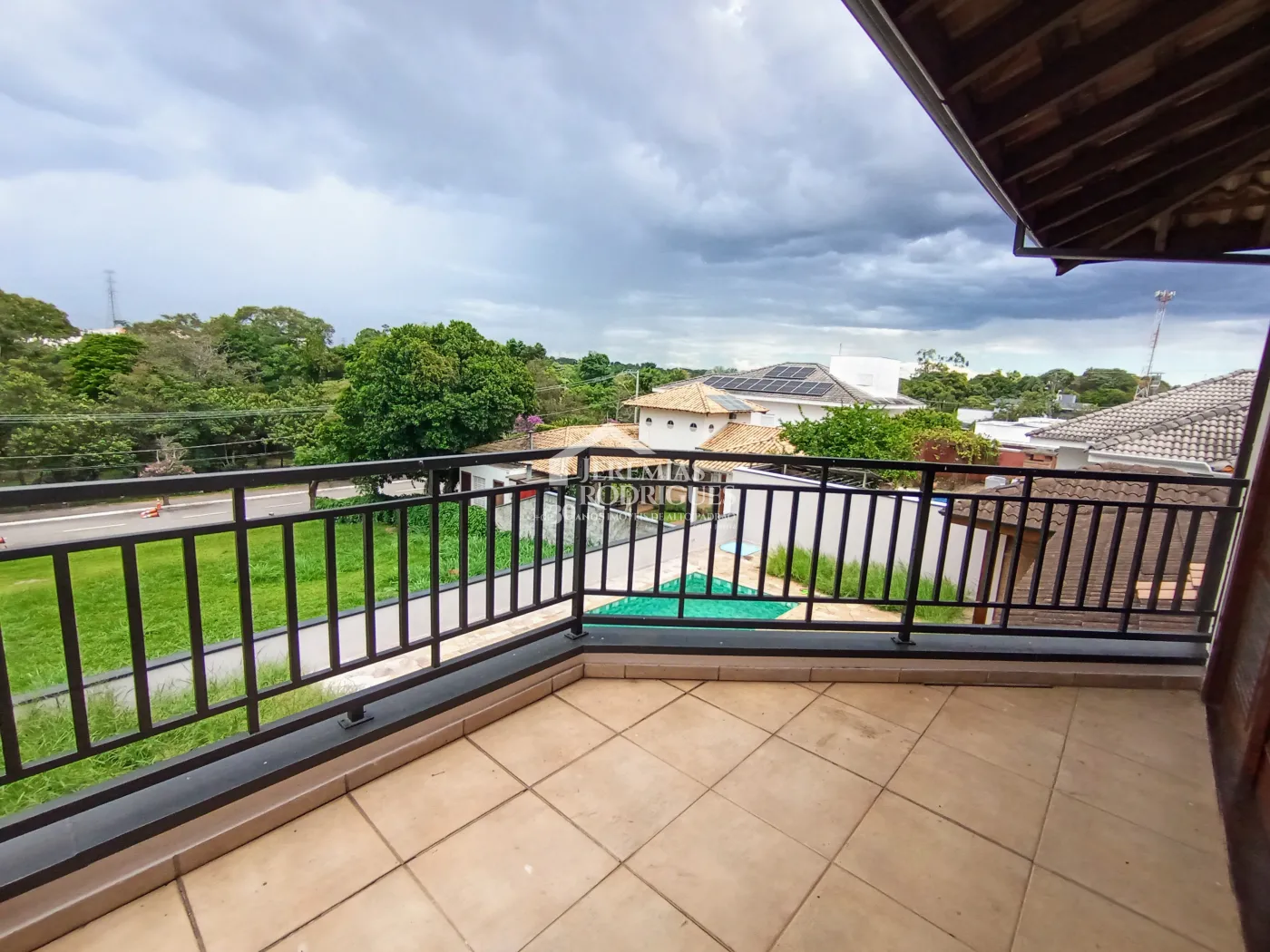 Casa à venda e locação com 4 suítes no Condomínio Colonial Village I em Pindamonhangaba/SP.
