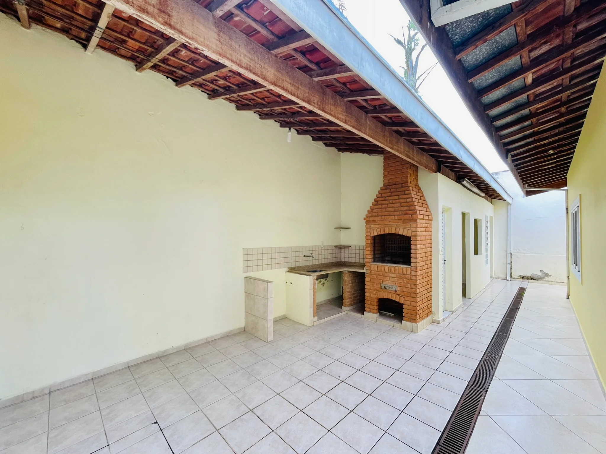 Casa à venda com 3 dormitórios no bairro Jardim das Nações em Taubaté/SP. 