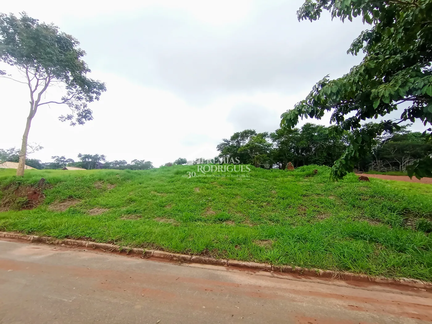 Terreno à venda com 990 m² no Condomínio Altos do Cataguá em Taubaté/SP.