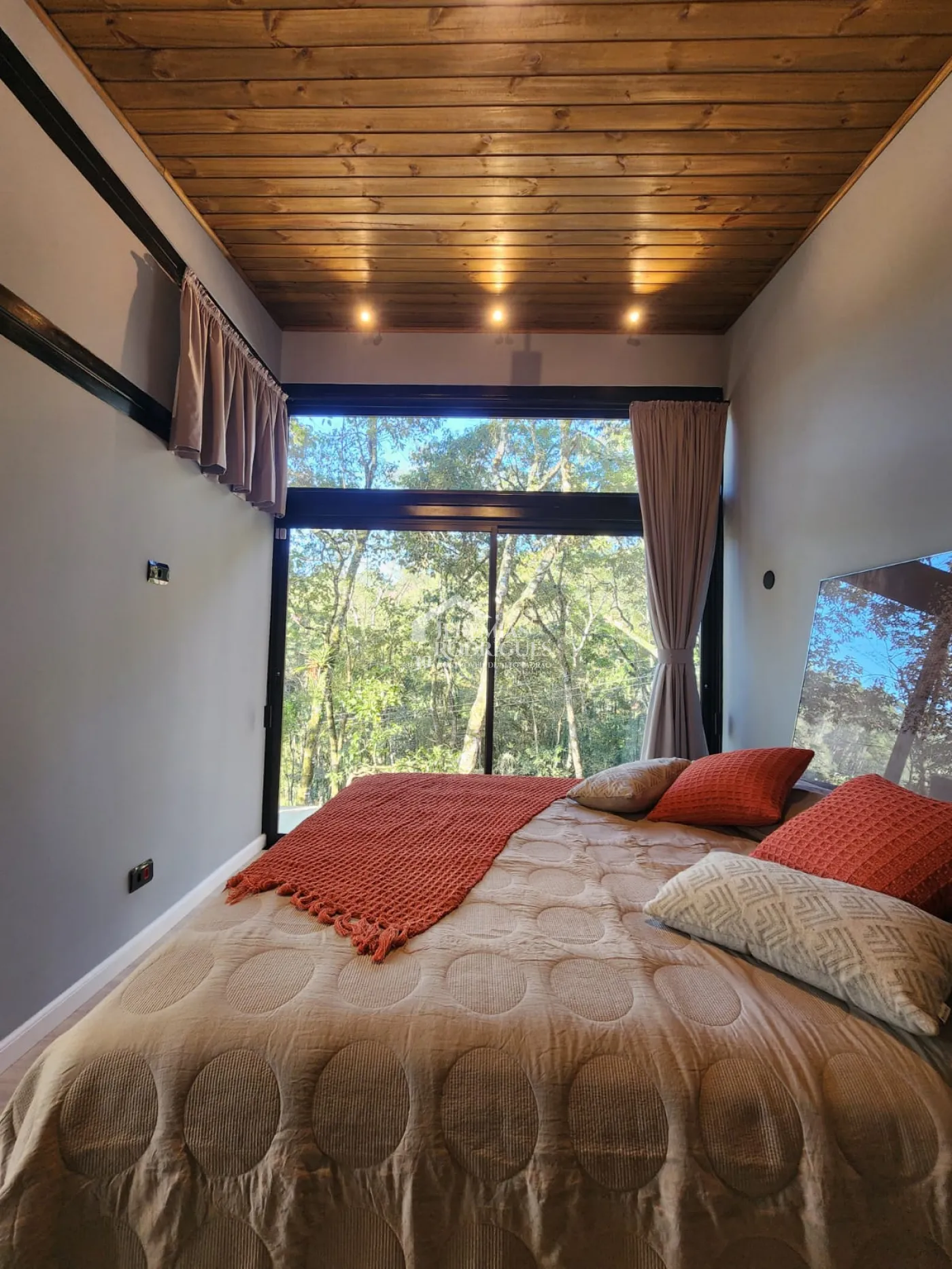 Casa à venda com 2 dormitórios no Condomínio Villagio Santa Cruz em Santo Antônio do Pinhal/SP.