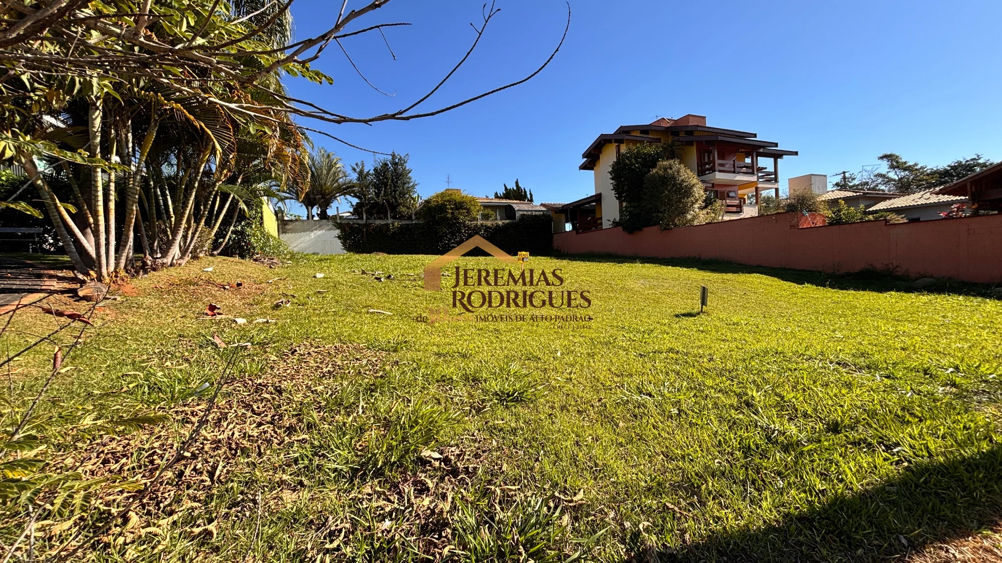 Terreno à venda no Condomínio Colonial Village I em Pindamonhangaba/SP.