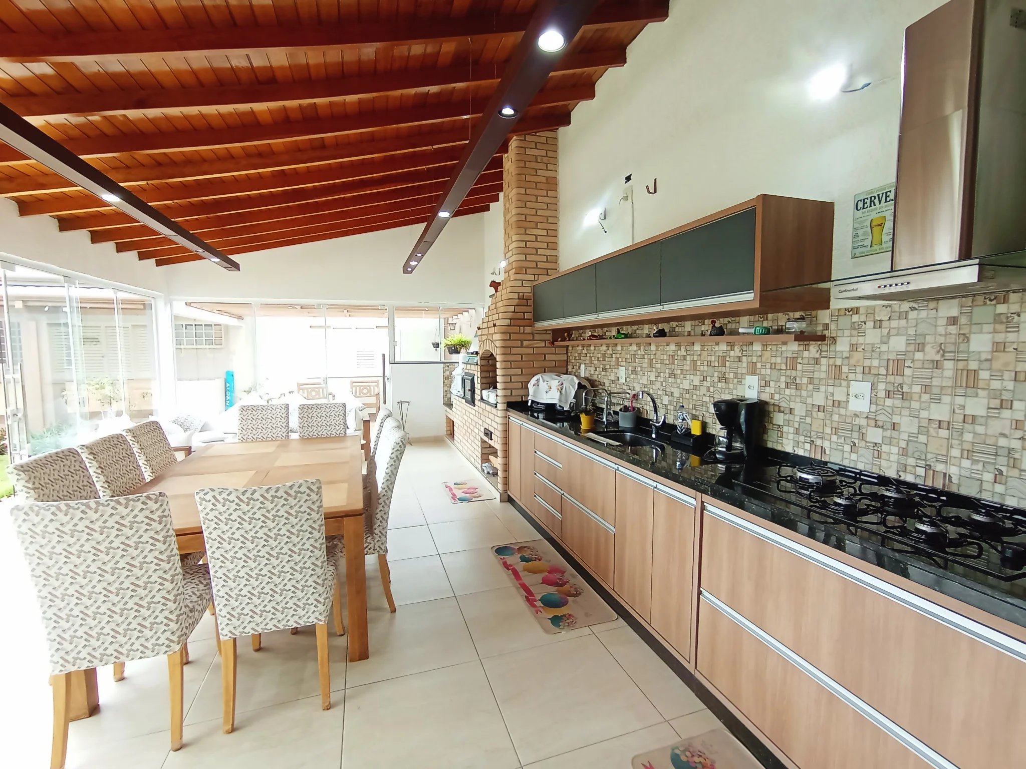 Casa à venda com 4 dormitórios no Residencial Doutor Lessa em Pindamonhangaba/SP. 