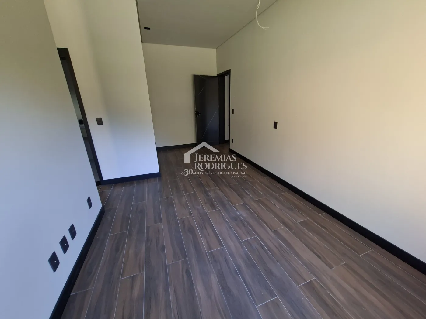 Casa à venda com 4 dormitórios, no Condomínio Parque da Mantiqueira em Santo Antônio do Pinhal/SP.