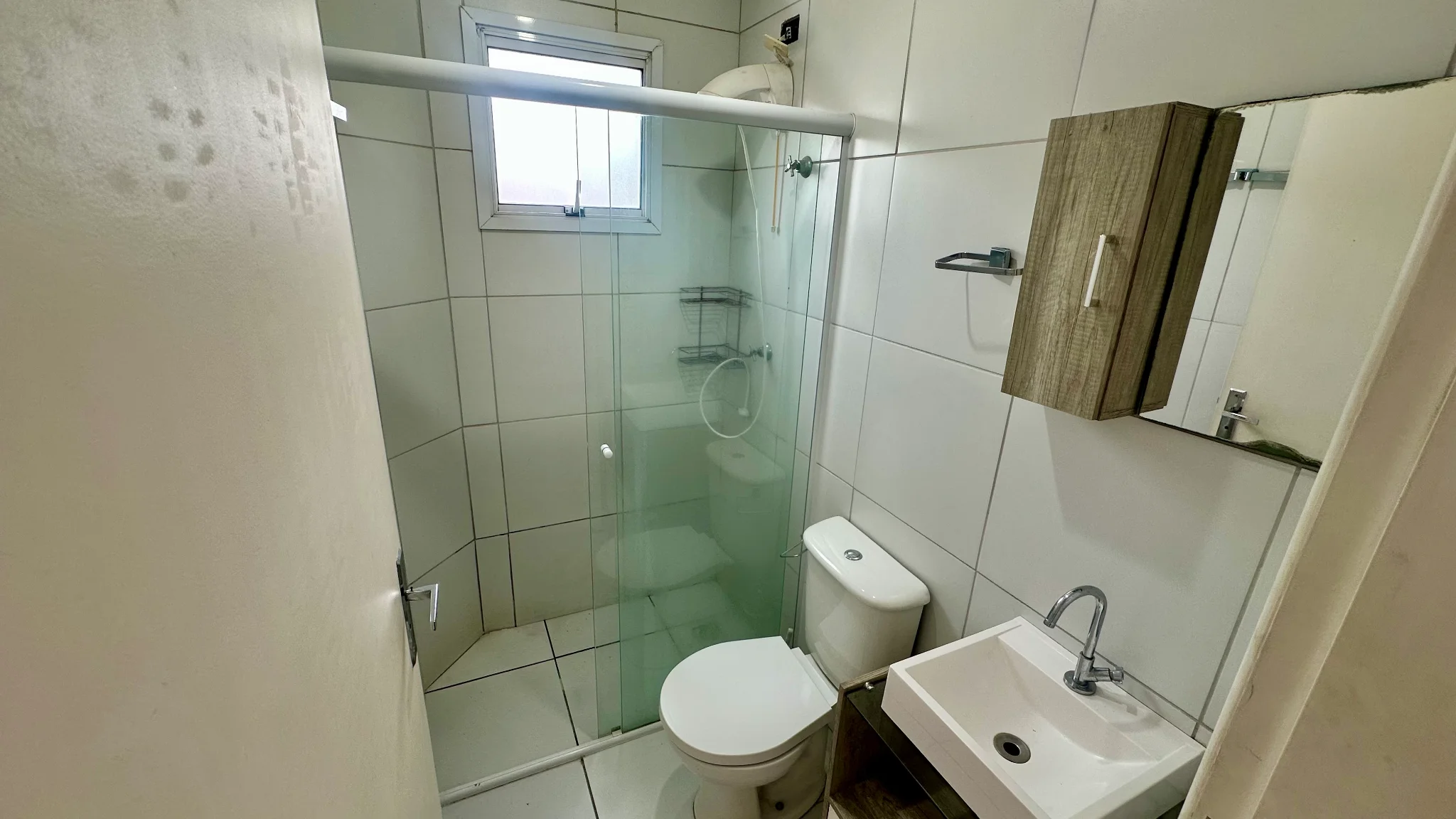 Apartamento para locação com 2 dormitórios no Condomínio Andrade em Pindamonhangaba/SP. 