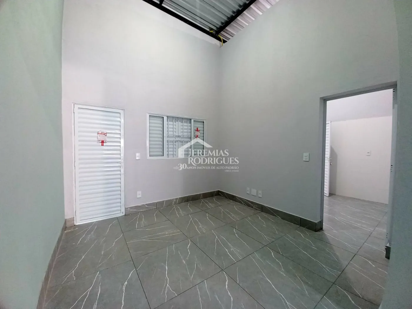 Galpão com 144 m² no bairro Residencial Jardim Aurora em Pindamonhangaba/SP.
