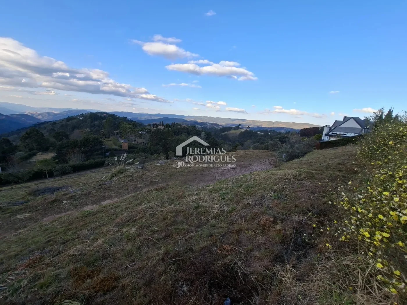 Terreno à venda no Condomínio Pedra do Fogo em Campos do Jordão/SP.