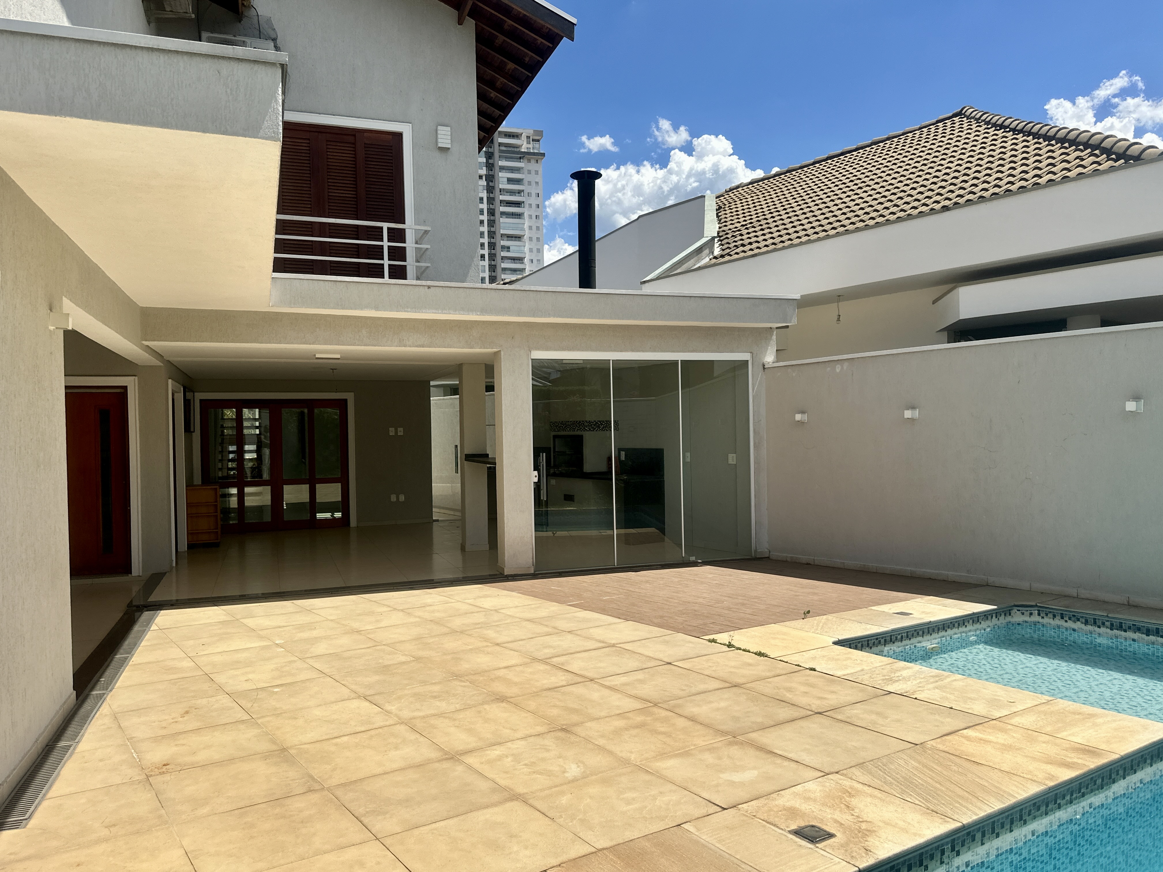 Casa para locação com 3 suítes no Condomínio Taubaté Village em Taubaté/SP. 