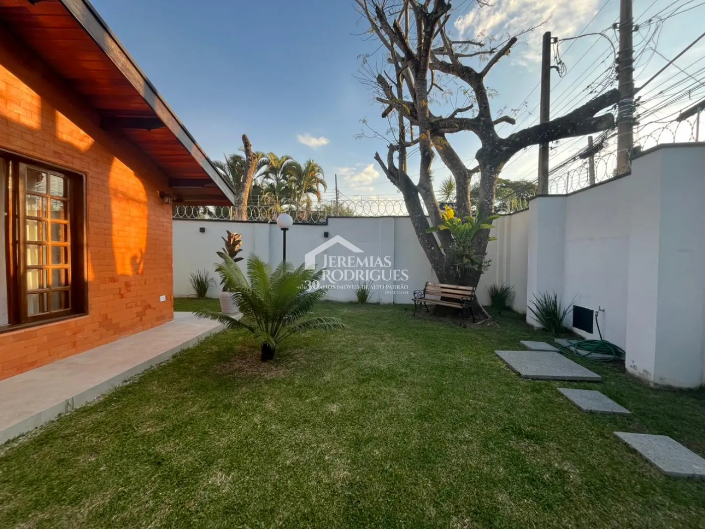 Casa à venda com 2 suítes no bairro Quiririm em Taubaté/SP.