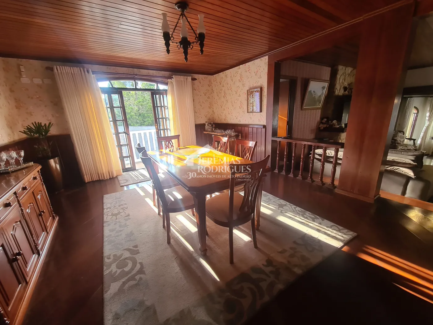 Casa para venda com 3 suítes no bairro Vila Ondina em Campos do Jordão/SP