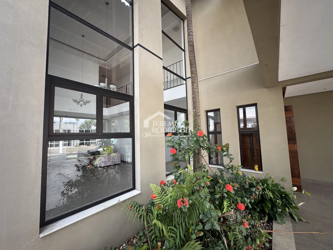 Casa para venda e locação com 4 suítes no Condomínio Village Splendore em Pindamonhangaba/SP.