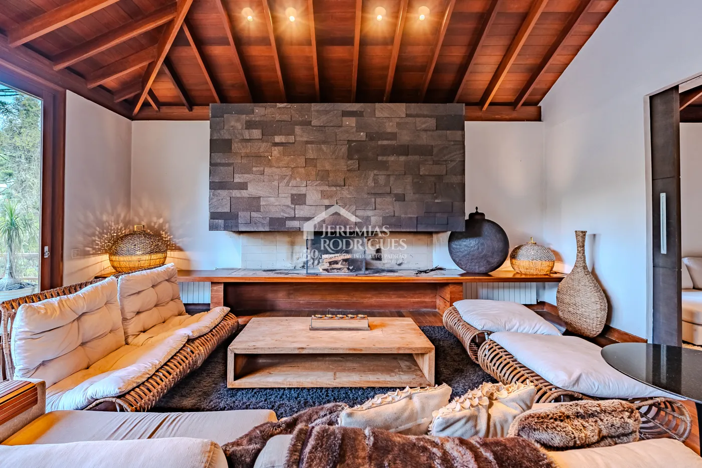 Casa para venda com 5 suítes no Condomínio Villandry em Campos do Jordão/SP