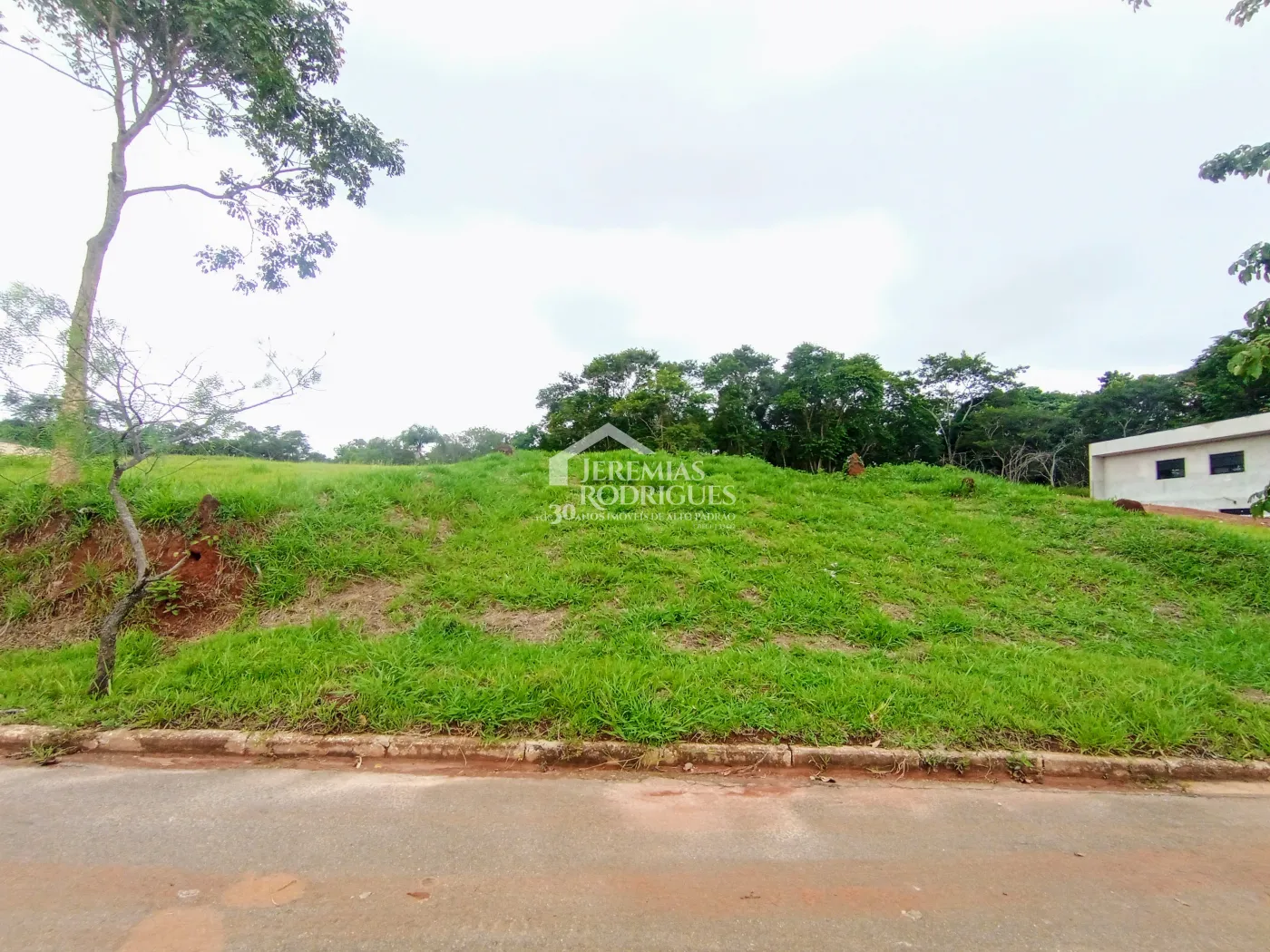 Terreno à venda com 990 m² no Condomínio Altos do Cataguá em Taubaté/SP.