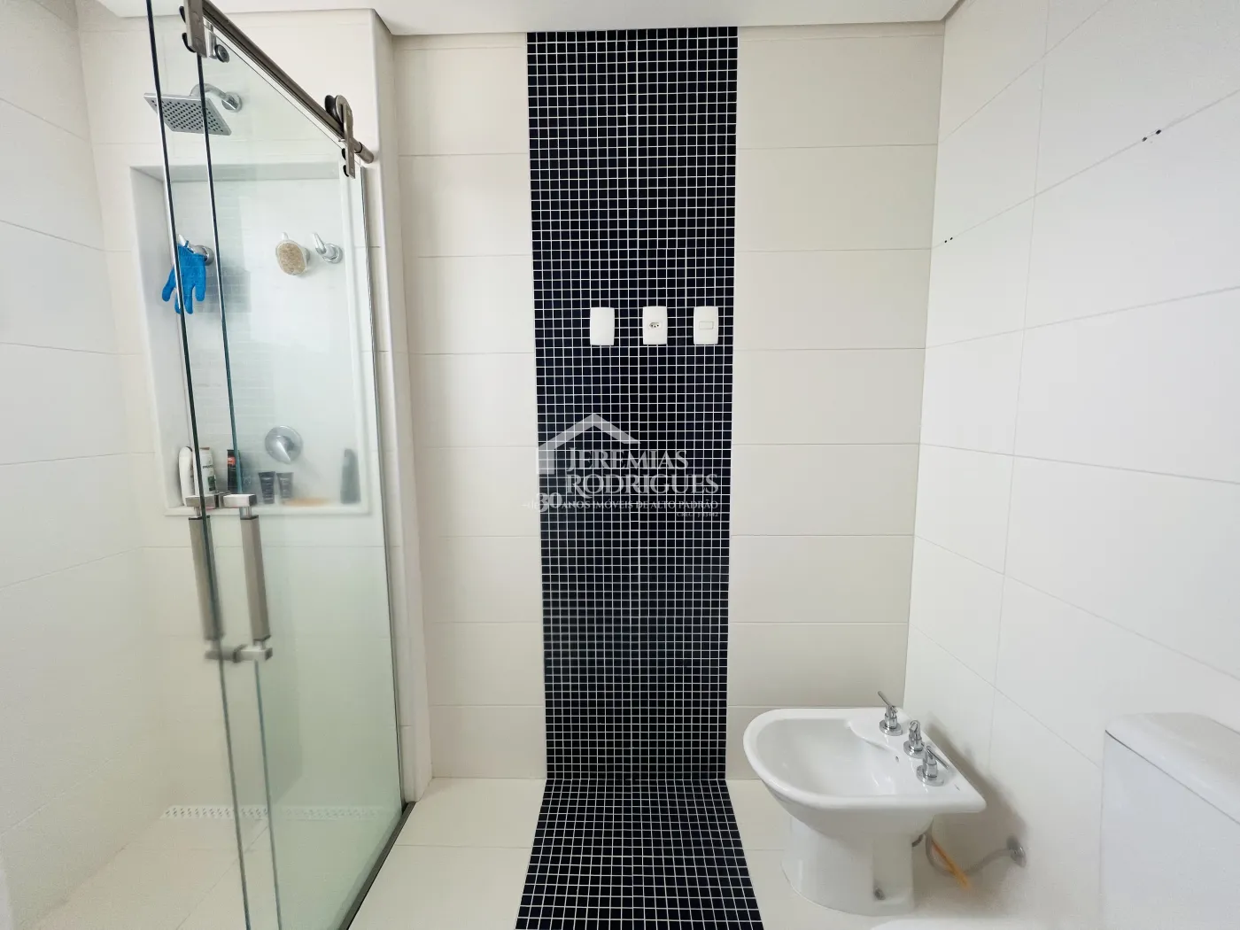 Apartamento à venda com 3 suítes no Edifício Des Arts em Taubaté/SP.