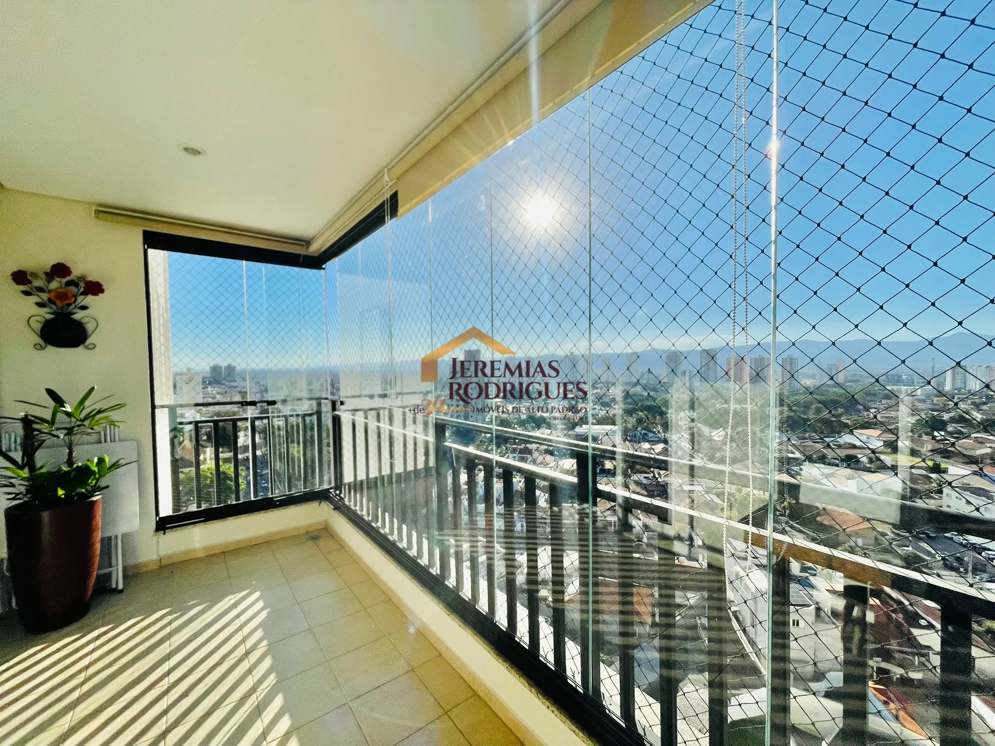 Apartamento à venda no Edifício Sauípe em Taubaté/SP.