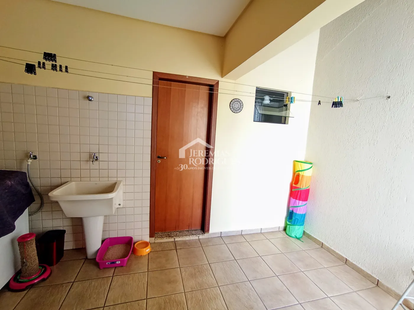 Casa assobradada à venda com 3 suítes no Condomínio Fortaleza em Taubaté/SP.