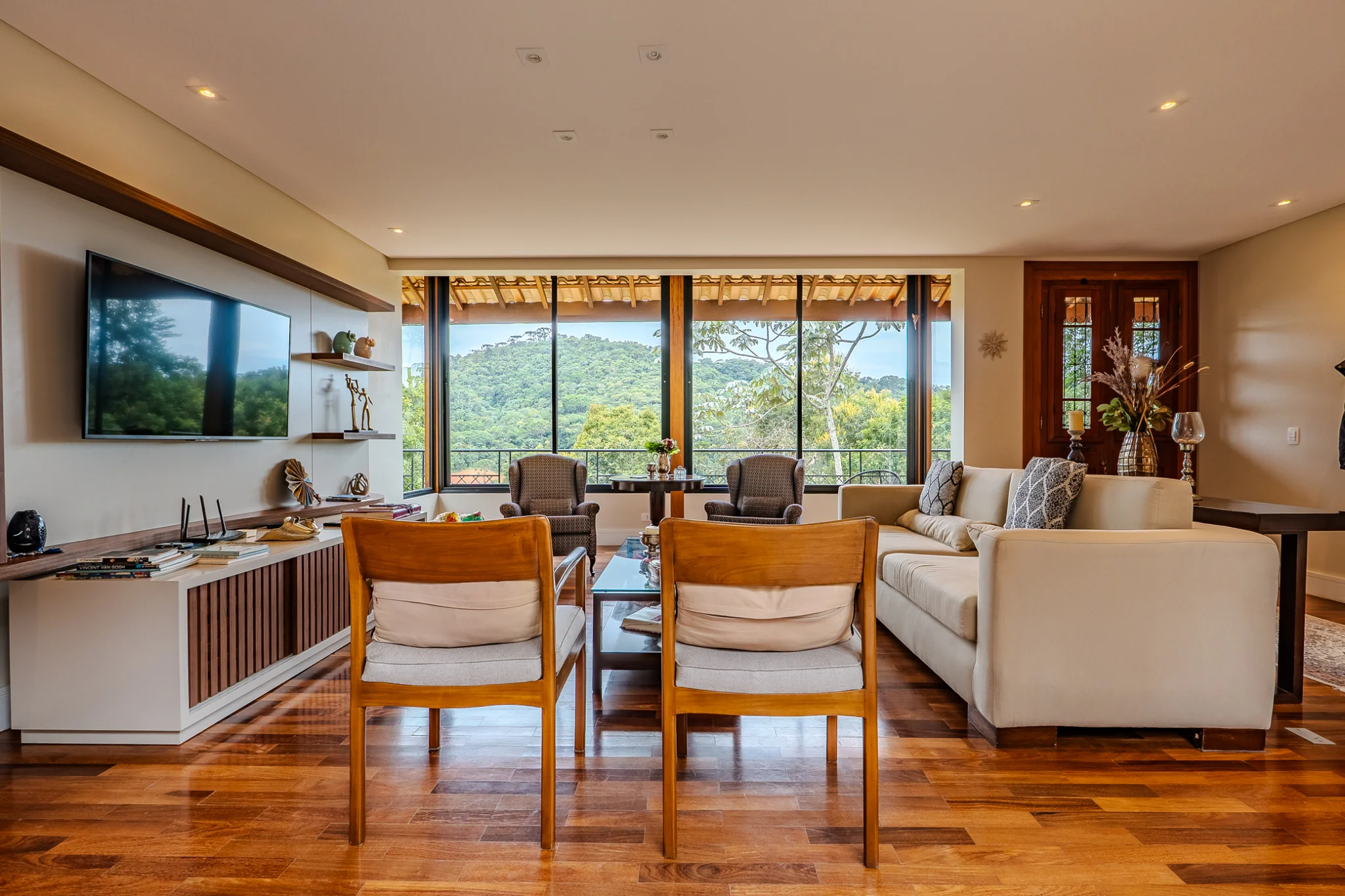 Casa à venda com 4 suítes no Residencial Santo Antônio em Santo Antônio do Pinhal/SP.