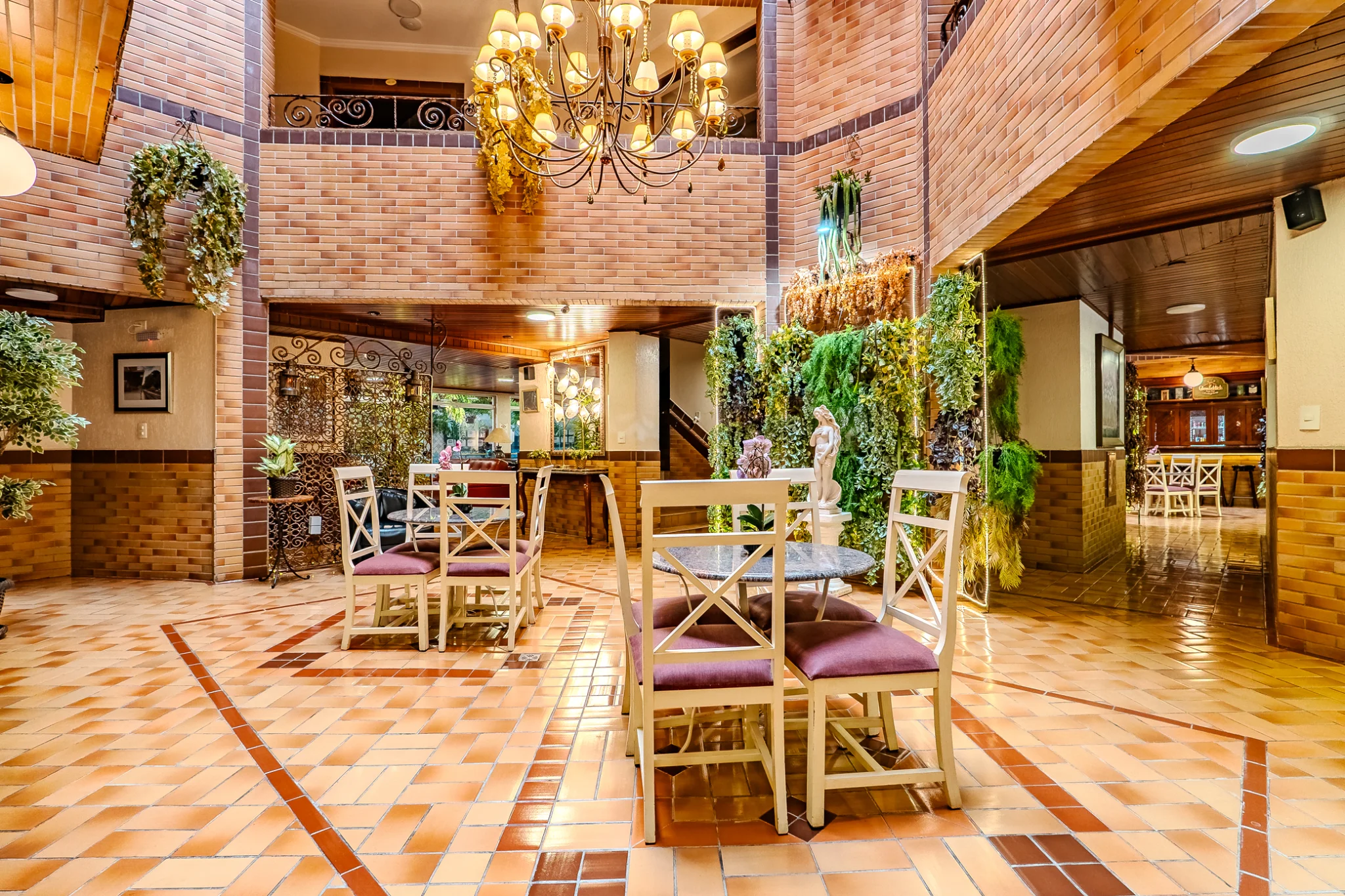 Hotel à venda com 53 apartamentos no Capivari em Campos do Jordão/SP. 