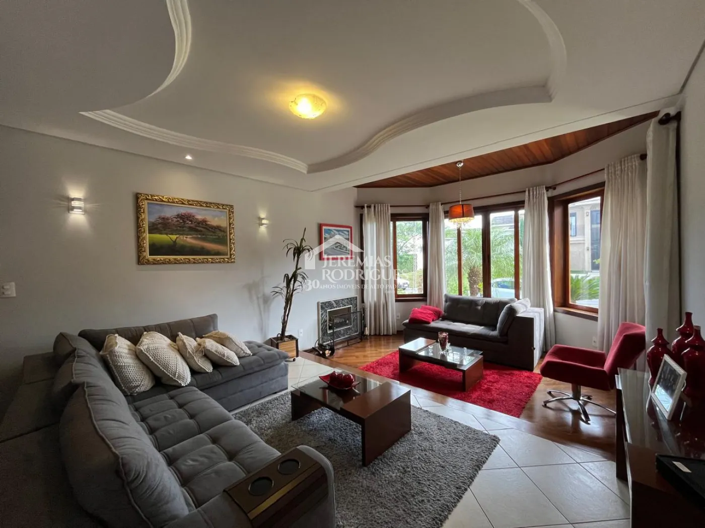 Casa à venda com 4 suítes no Condomínio Taubaté Village em Taubaté/SP.