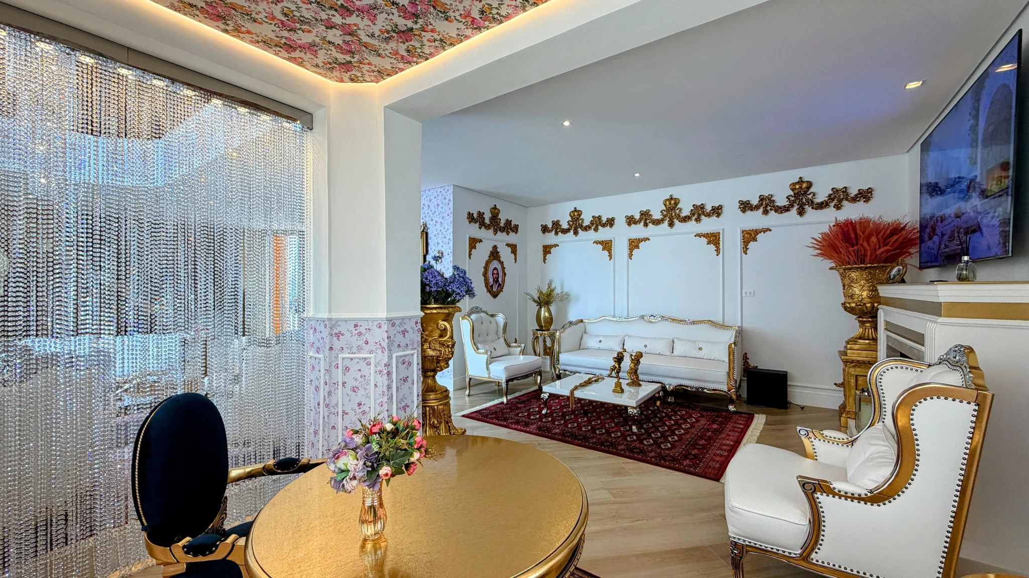 Casa à venda com 4 suítes no  Condomínio Iporanga em Campos do Jordão/SP. 