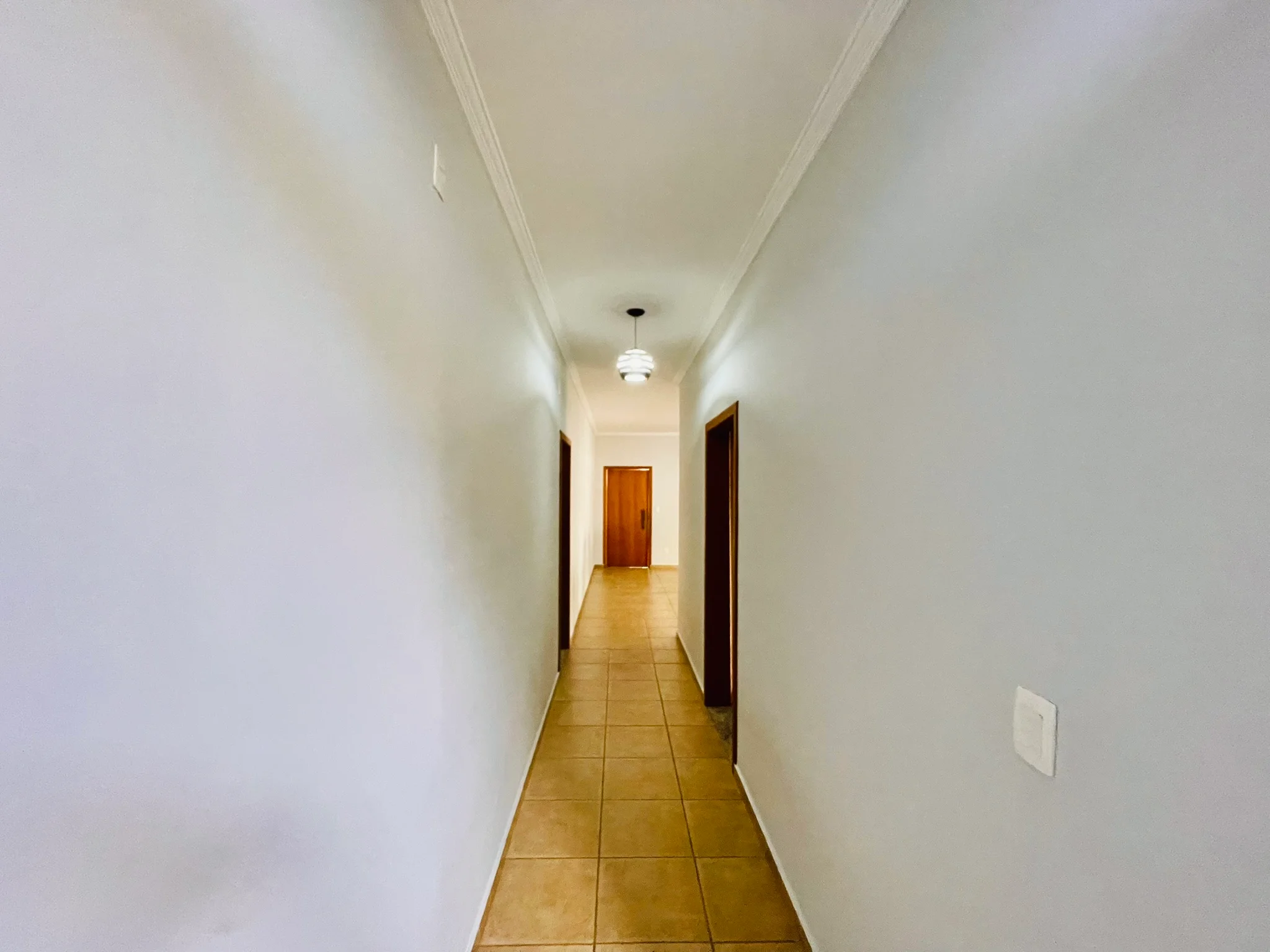 Casa à venda com 4 dormitórios no Condomínio Colonial Village I em Pindamonhangaba/SP. 