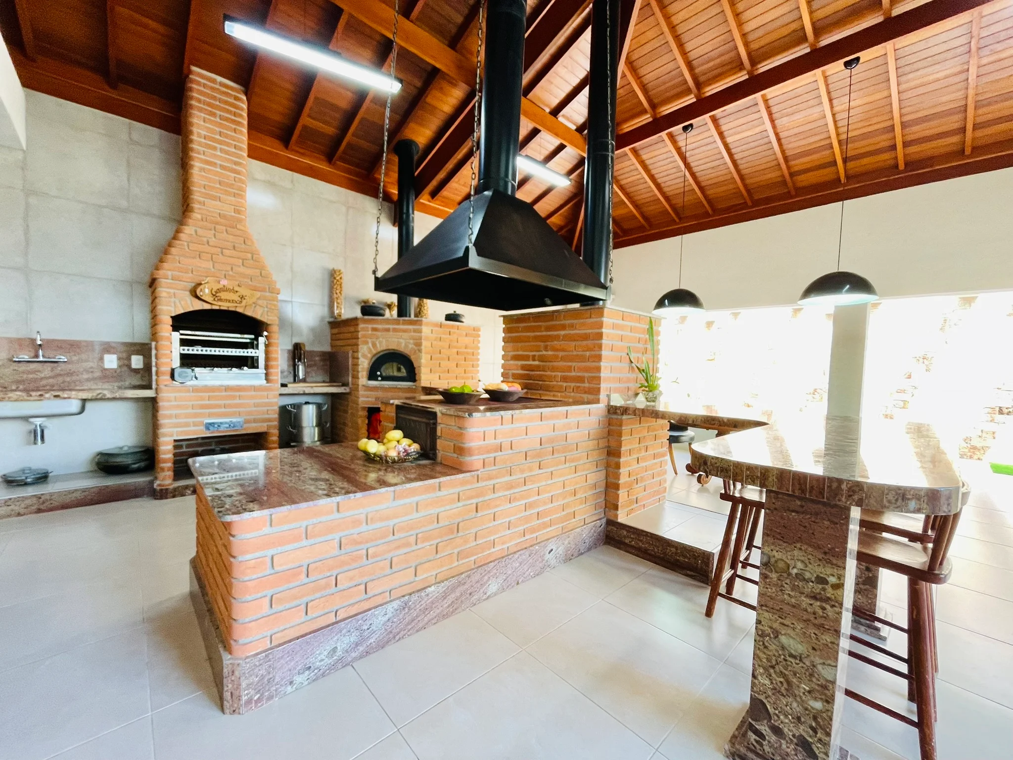 Casa à venda com 4 dormitórios no Condomínio Campos do Conde II em Tremembé/SP.