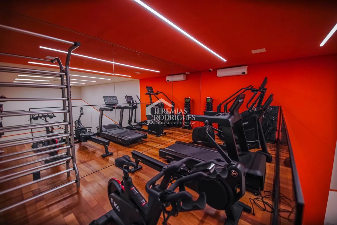 Mansão à venda com 11 suítes no Condomínio Gran Ville em Campos do Jordão/SP.