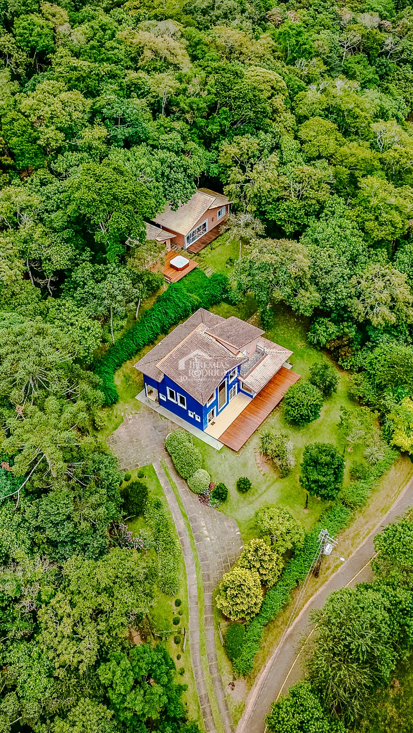 Casa assobradada à venda com 3 dormitórios no Condomínio Parque da Mantiqueira em Santo Antônio do Pinhal/SP.
