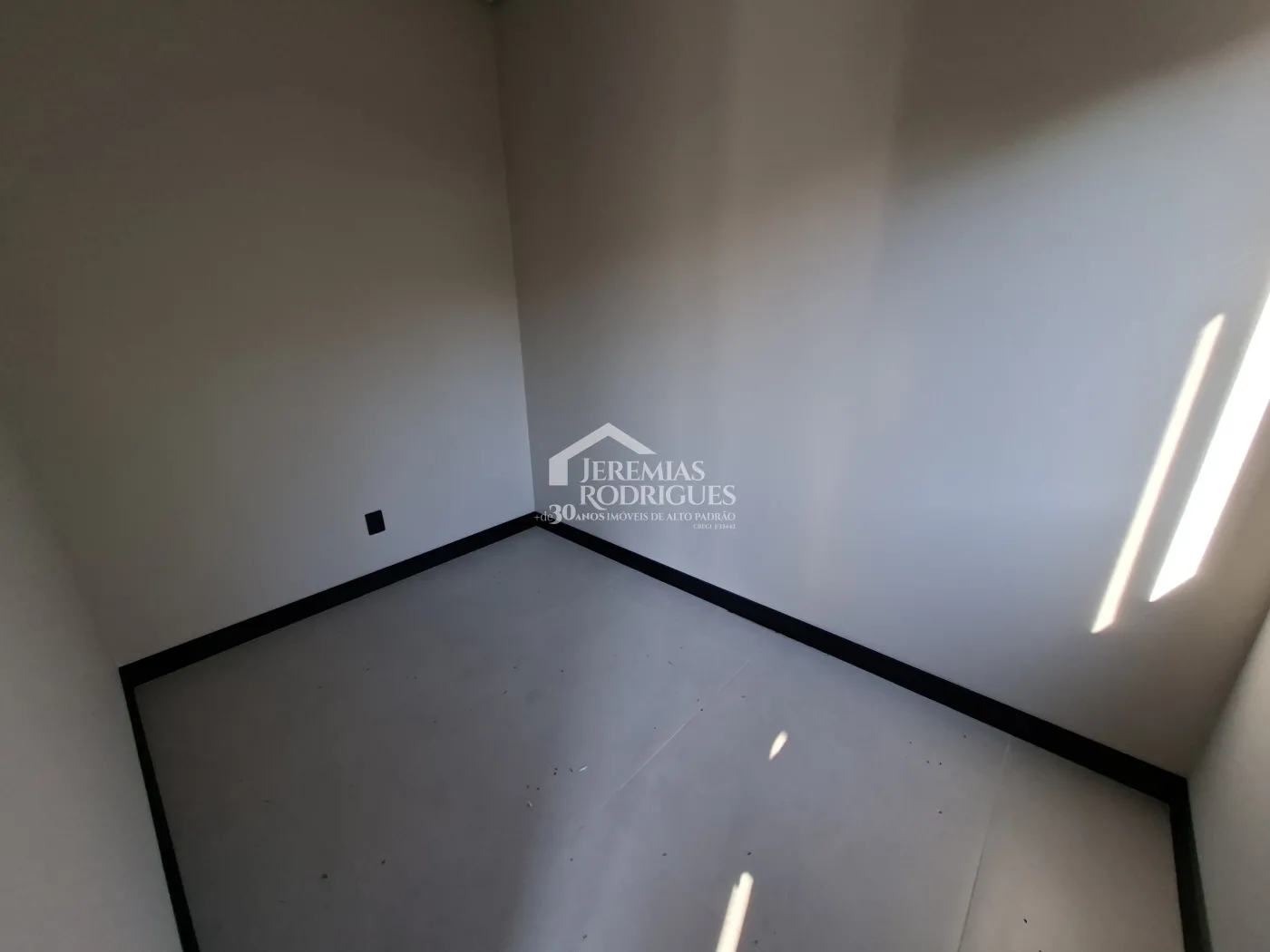 Casa à venda com 4 dormitórios, no Condomínio Parque da Mantiqueira em Santo Antônio do Pinhal/SP.