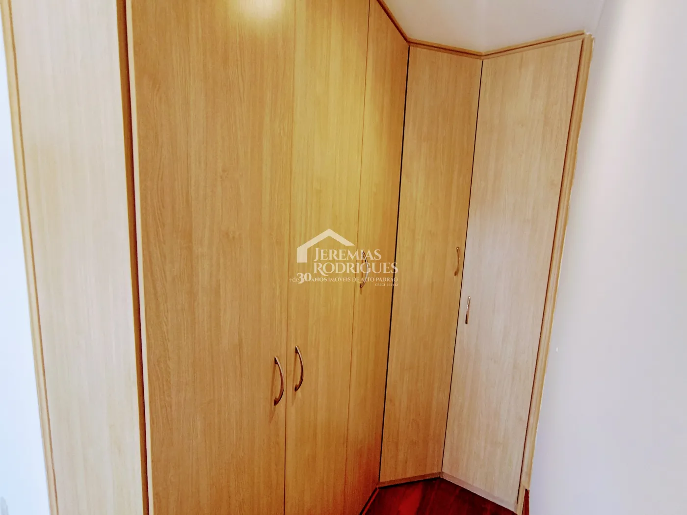 Casa à venda e locação com 4 suítes no Condomínio Colonial Village I em Pindamonhangaba/SP.