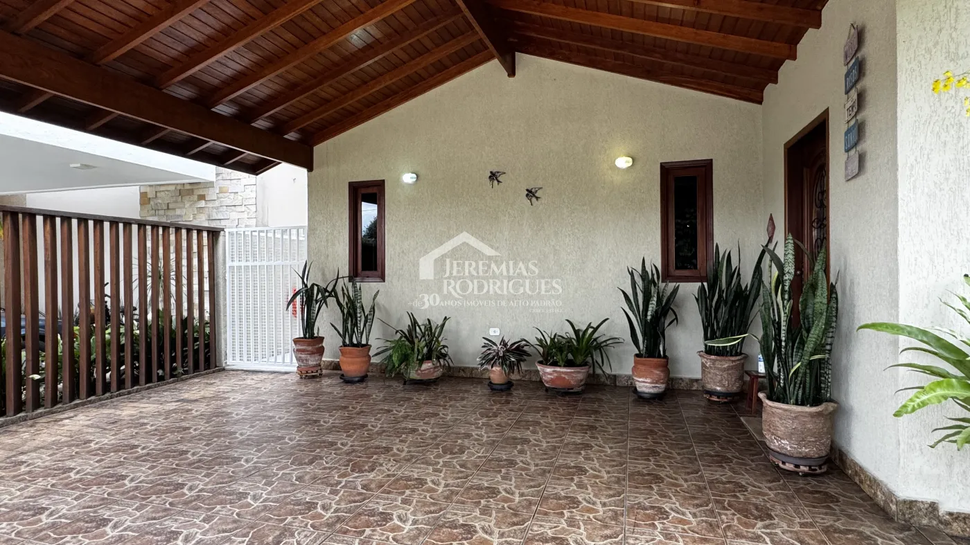 Casa assobradada à venda com 4 dormitórios no Condomínio Jardim das Hortênsias em Taubaté/SP.