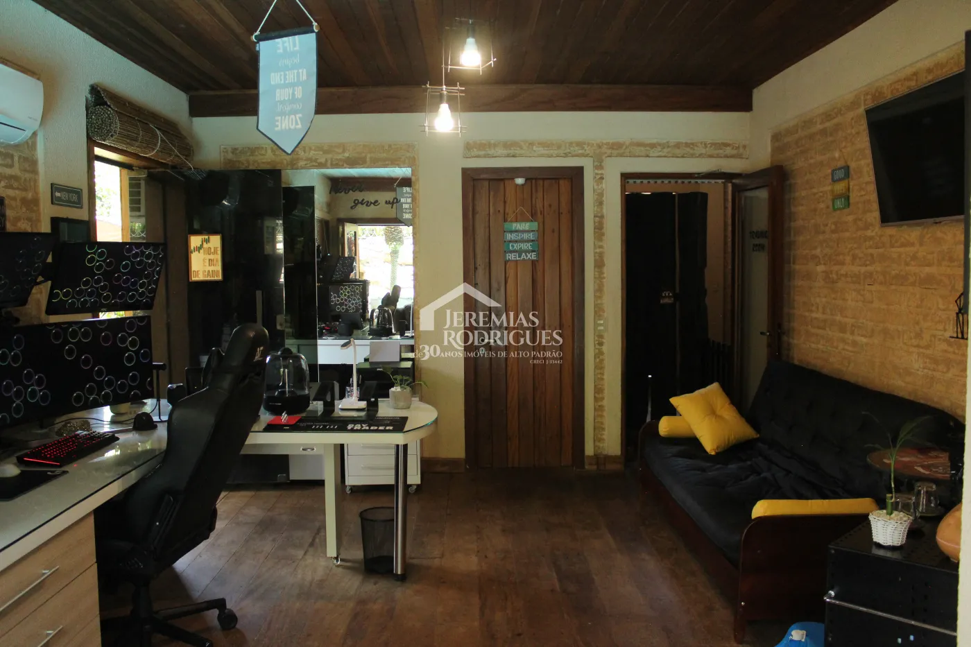 Casa para venda e locação com 5 dormitórios no Condomínio Taubaté Village em Taubaté/SP.