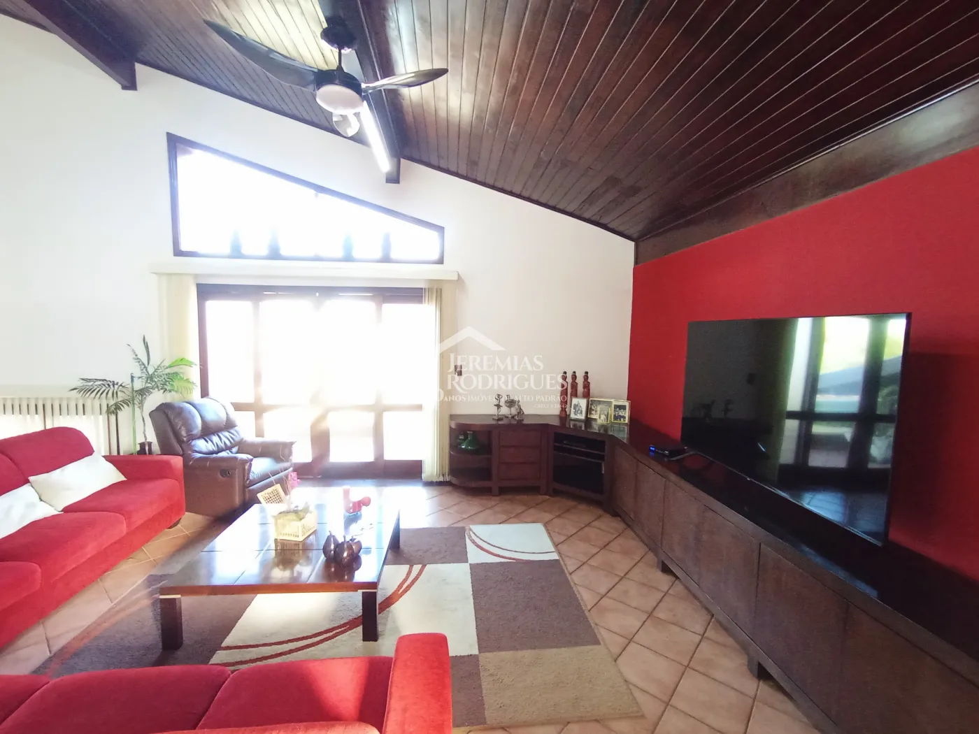 Casa à venda com 4 dormitórios no Condomínio Village Paineiras em Pindamonhangaba/SP.