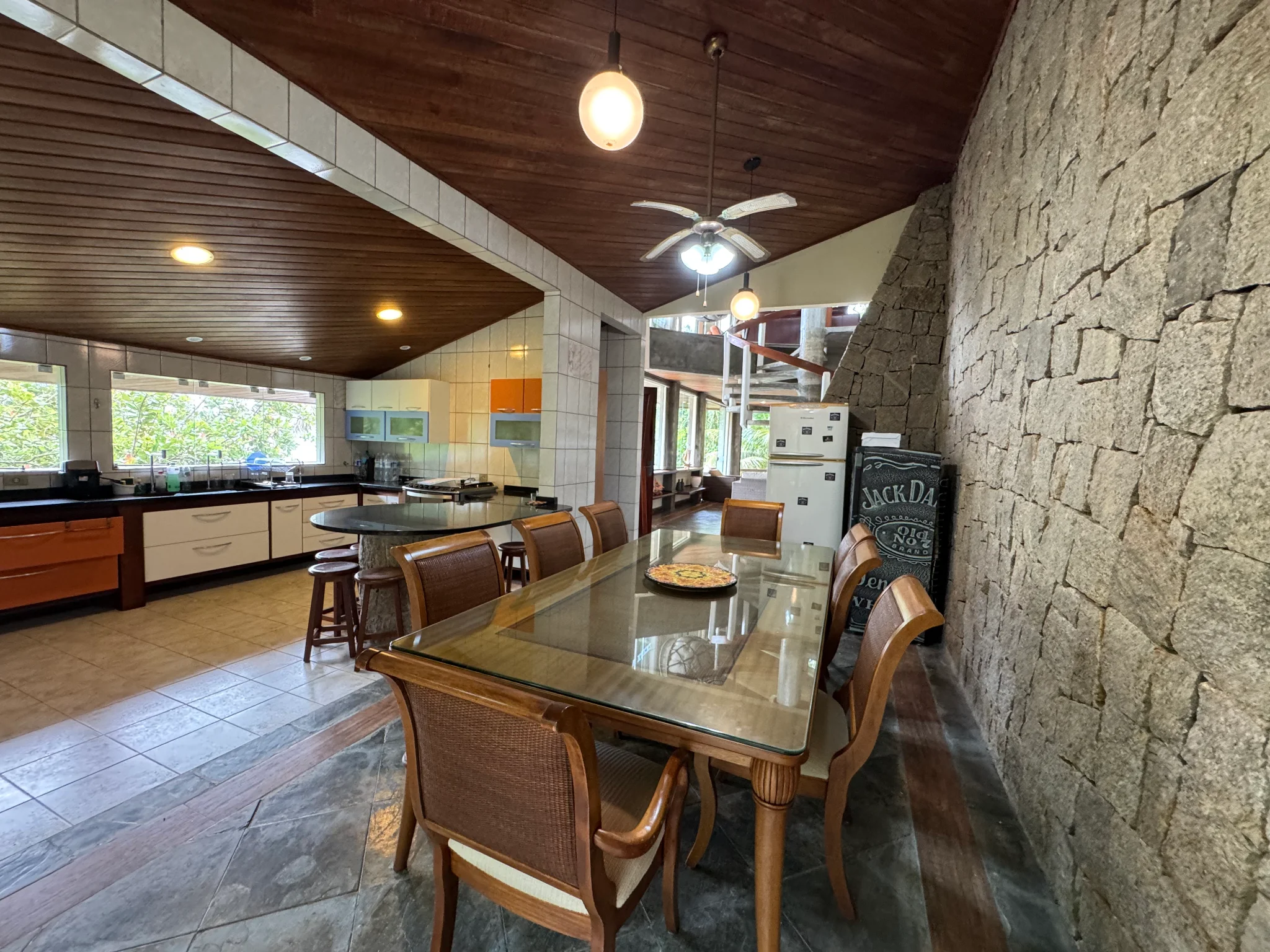 Casa à venda com 5 dormitórios no Condomínio Ponta das Toninhas em Ubatuba/SP. 