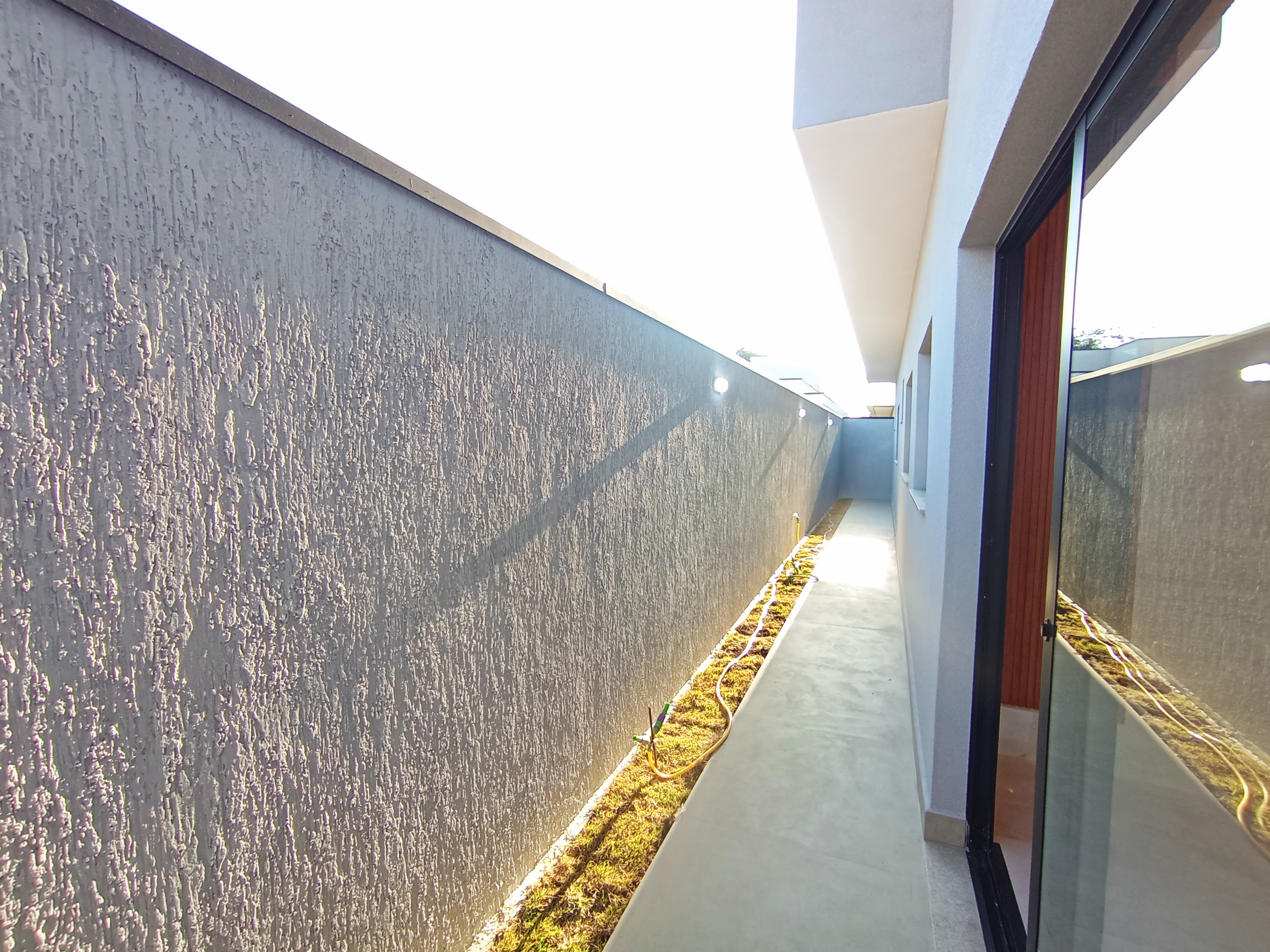 Casa à venda com 3 dormitórios no Condomínio Ouro Ville em Taubaté/SP.