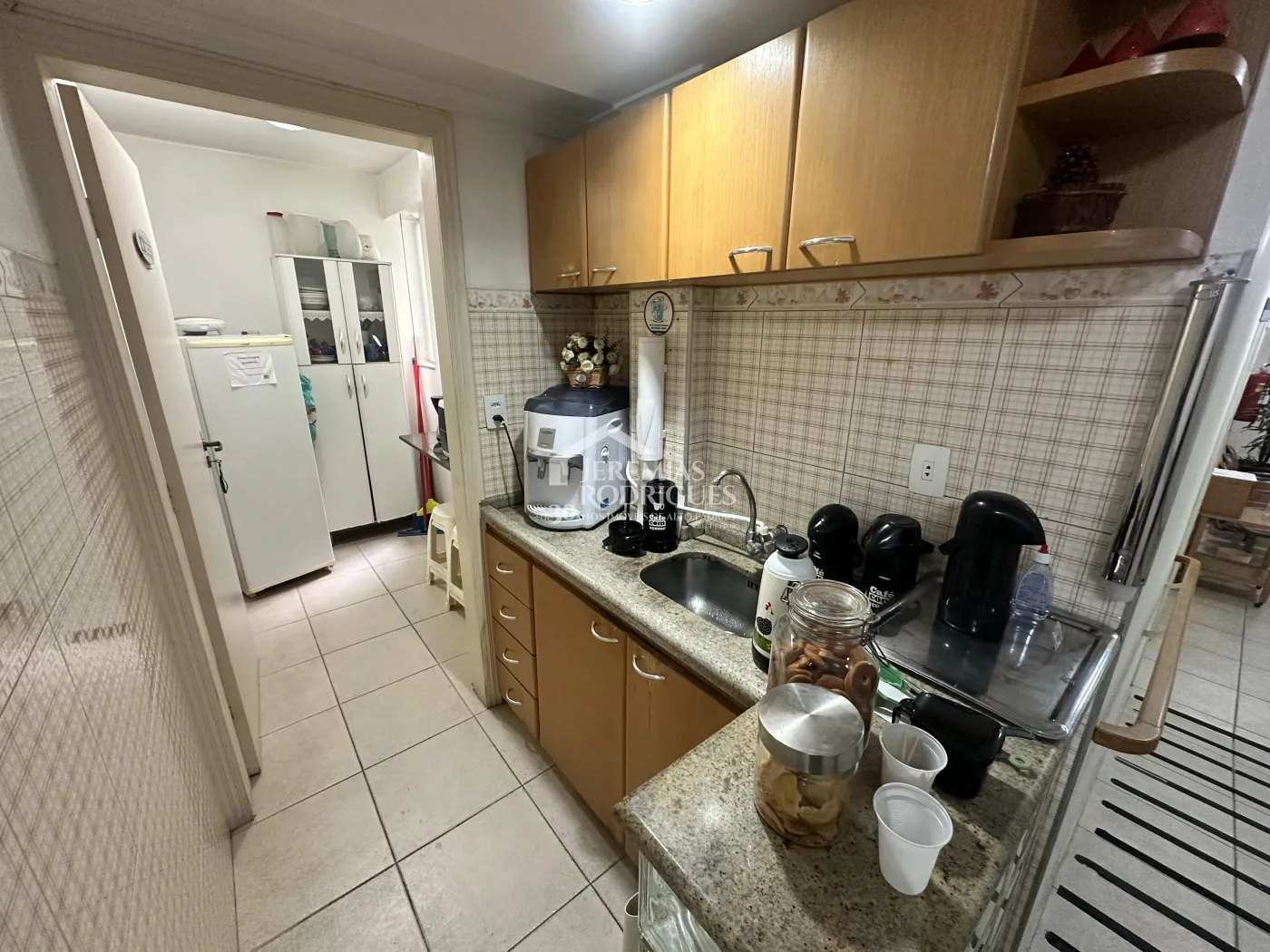 Sala comercial para locação com 34 m² no Centro de Pindamonhangaba/SP.