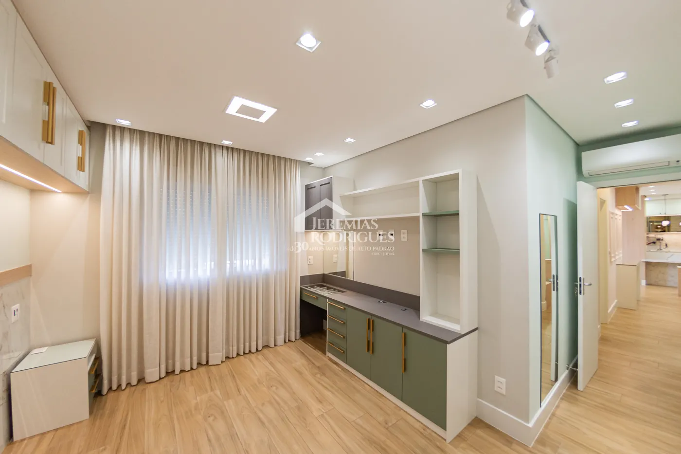 Apartamento à venda com 3 dormitórios, 98 m² no Edifício Bauhaus em Pindamonhangaba/SP.