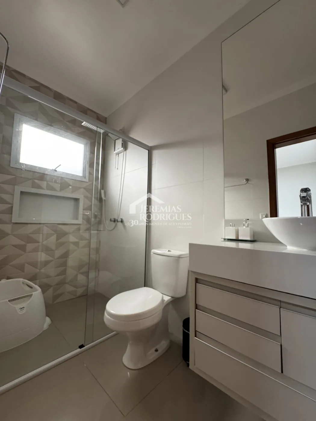 Casa à venda com 3 suítes no Condomínio Reserva dos Lagos em Pindamonhangaba/SP.