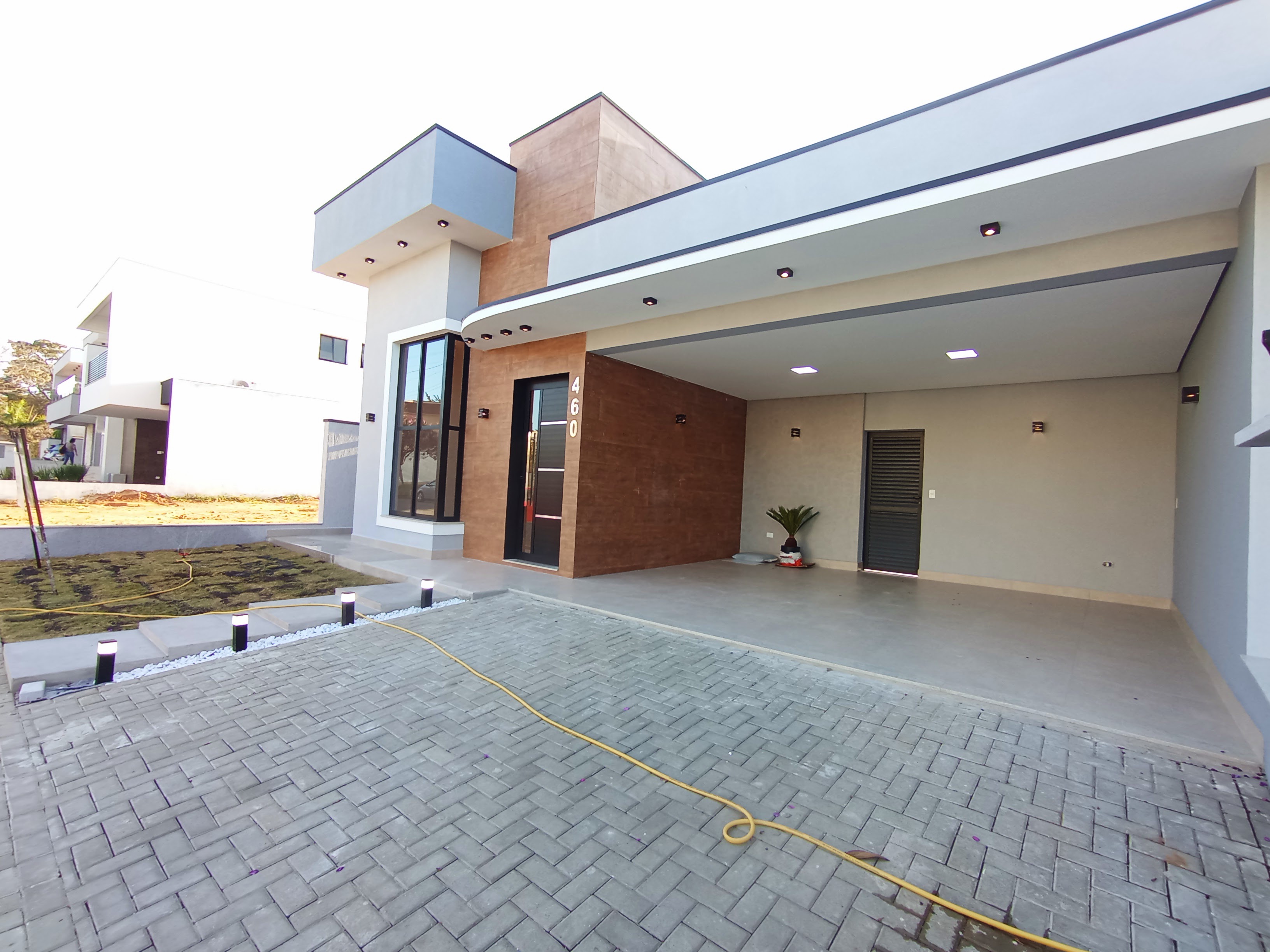 Casa à venda com 3 dormitórios no Condomínio Ouro Ville em Taubaté/SP.