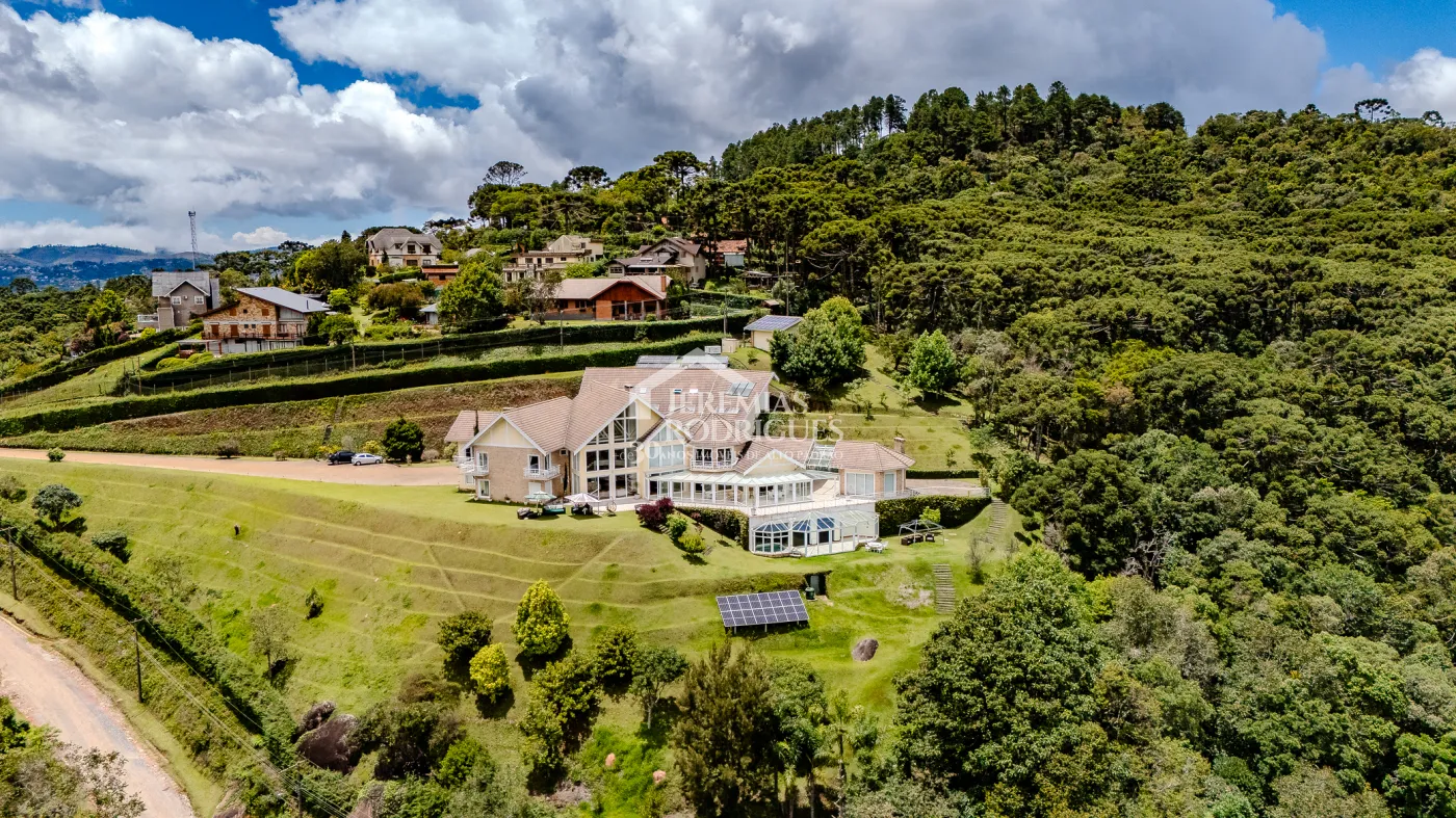 Casa à venda no Parque Pedra do Baú em Campos do Jordão/SP.